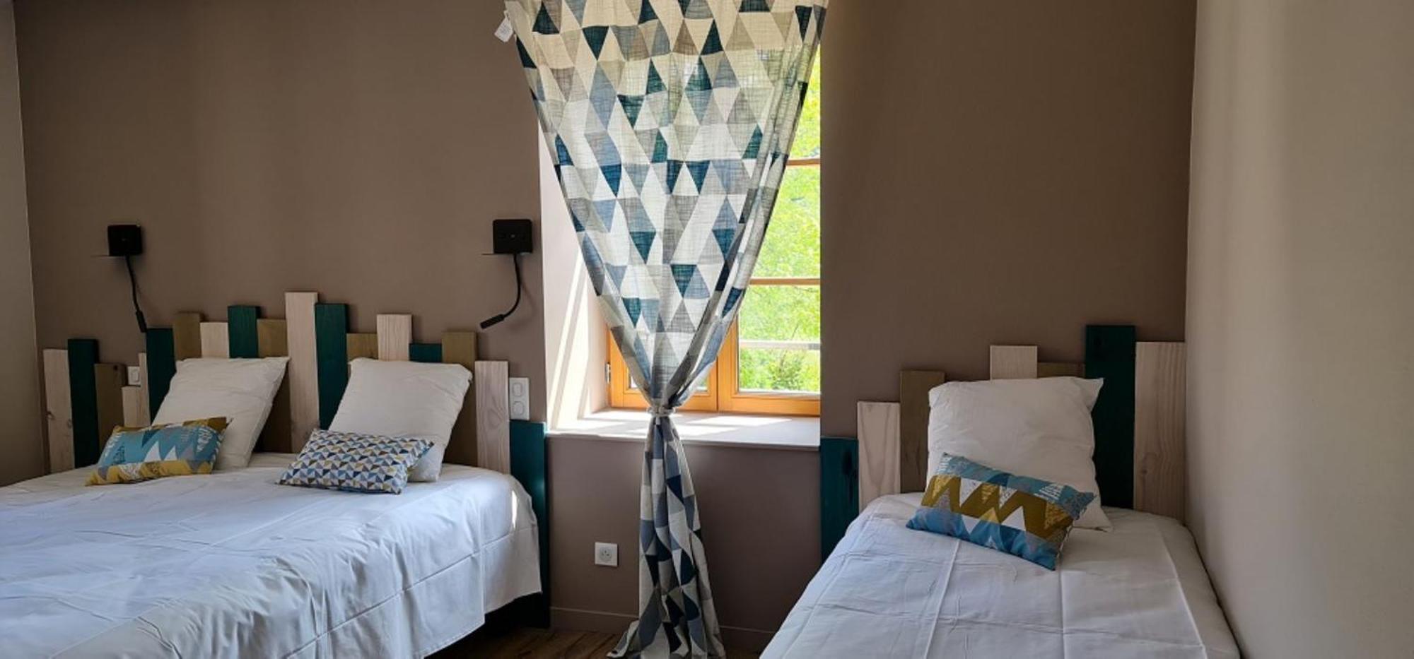 L'Auberge De La Source La Valla-sur-Rochefort Екстериор снимка